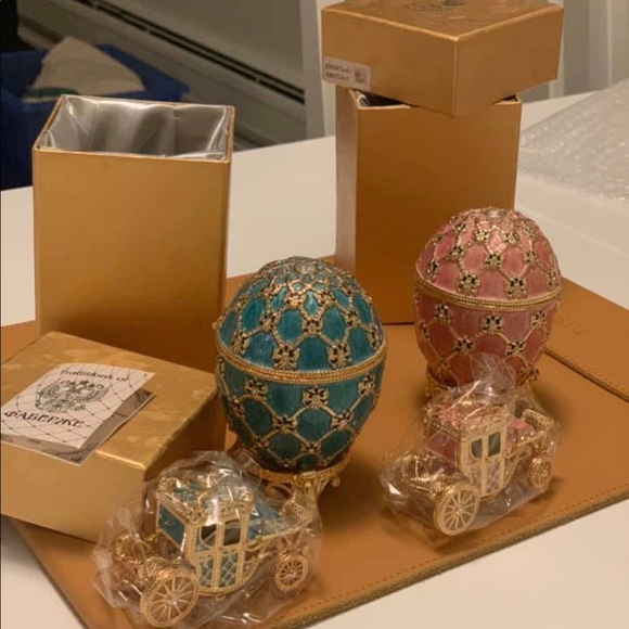 Coronation Fabergé Egg Comes with Gift Carriage - Picture 2 of 7